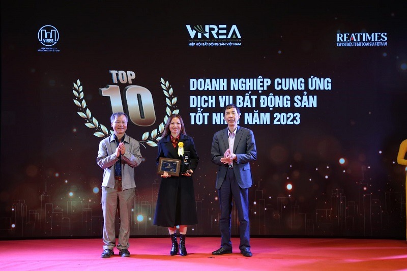 Bà Trần Thị Thu Hà – Trưởng ban Phát triển dự án S-Group nhận cúp và chứng nhận giải thưởng cho hạng mục Top 10 doanh nghiệp cung ứng dịch vụ bất động sản tốt nhất năm 2023 của Công ty Cổ phần Nội Thất Kỳ Diệu