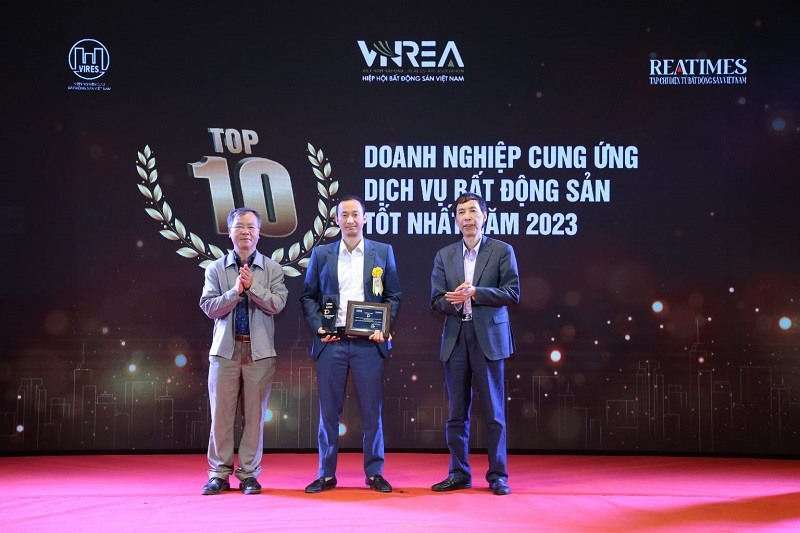 Ông Nguyễn Văn Lâm – Phó Giám đốc Công ty Cổ phần Công nghệ Xây dựng ACUD Việt Nam nhận cúp và chứng nhận giải thưởng cho hạng mục Top 10 doanh nghiệp cung ứng dịch vụ bất động sản tốt nhất năm 2023