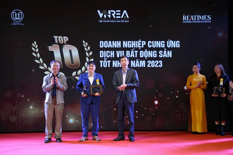 Ông Nguyễn Xuân Linh – Phó Giám đốc Công ty Cổ phần Đầu tư Bất động sản và Công nghệ Đất Vàng Việt Nam nhận cúp và chứng nhận giải thưởng cho hạng mục Top 10 doanh nghiệp cung ứng dịch vụ bất động sản tốt nhất năm 2023
