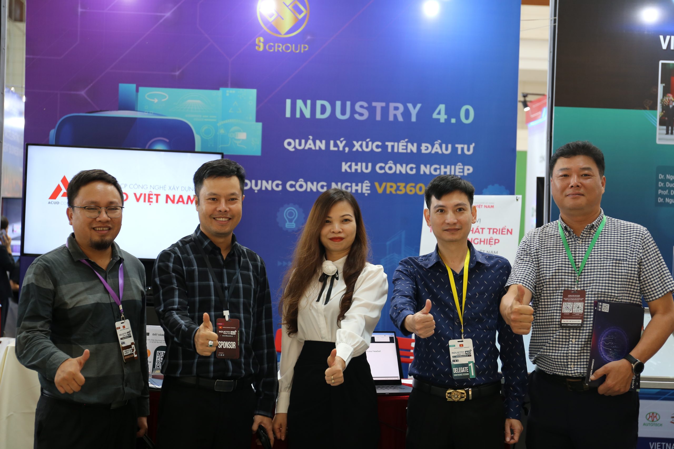 Ban Lãnh đạo Tập đoàn và giám đốc các công ty thành viên chụp hình lưu niệm tại sự kiện